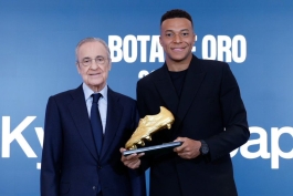 کیلیان امباپه و رونمایی از کفش طلایش کنار فلورنتینو پرز، رئیس باشگاه رئال مادرید