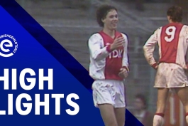 مارکو فان باستن با پیراهن آژاکس