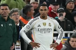 ترنت الکساندر آرنولد با پیراهن رئال مادرید مقابل لیورپول در آنفیلد