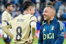 سانتی کازورلا و پدری پس از بازی رئال اویدو و بارسلونا در لالیگا