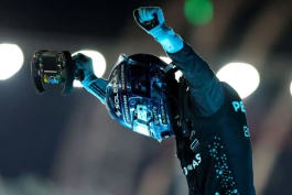 جورج راسل پس از پیروزی در گرندپری سنگاپور - راننده بریتانیایی مرسدس - فرمول یک