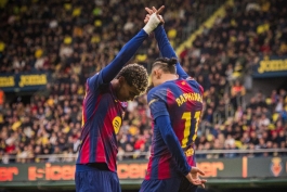 رافینیا و لامین یامال پس از گلزنی مقابل ویارئال در لالیگا - بارسلونا