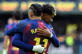 رافینیا و لامین یامال پس از گلزنی مقابل ویارئال در لالیگا - بارسلونا