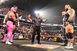 ری میستریو و سی ام پانک برابر برانسون رید و آستین تیوری در شوی کشتی کج ماندی نایت راو از WWE