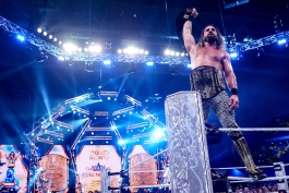 سث رالینز، ستاره کشتی کج و قهرمان سابق کمربند WWE در کرون جول 2025