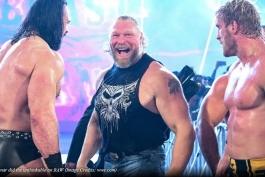 براک لزنر به همراه لوگان پال و درو مک اینتایر، ستارگان کشتی کج در شوی راو از WWE