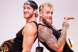 لوگان پال، ستاره کشتی کج و یوتیوبر در کنار برادرش جیک پال