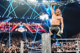 سمی زین، ستاره کشتی کج و WWE در شوی فرایدی نایت اسمکداون