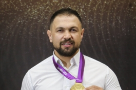 عکس از کمیل قاسمی قهرمان کشتی آزاد ایران