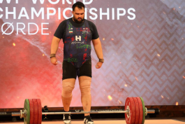 عکس از علی داوودی وزنه‌بردار دسته فوق سنگین ایران در رقابت‌های قهرمانی جهان 