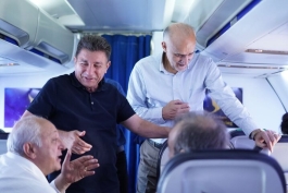 عکس از امیر قلعه نویی و مهدی محمدنبی در هواپیما