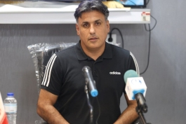 عکس از امیر خلیفه اصل سرمربی استقلال خوزستان در نشست خبری پیش از بازی مقابل استقلال