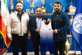 عکس از کمیل قاسمی و علی تاجرنیا و حسن یزدانی در امضای قرارداد با باشگاه استقلال