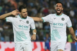 عکس از کسری طاهری مهاجم جوان پیکان پس از گل به استقلال