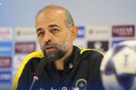 عکس از محرم نویدکیا سرمربی سپاهان در کنفرانس خبری