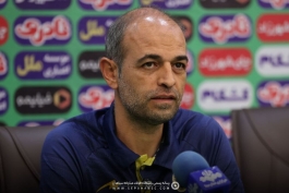 عکس از محرم نویدکیا سرمربی سپاهان در کنفرانس‌ خبری