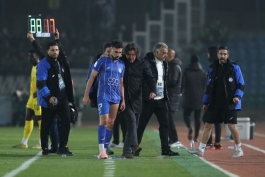 عکس از مونیر الحدادی هافبک مراکشی استقلال در بازی با الوصل