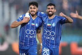 عکس از علیرضا کوشکی و سعید سحرخیزان مهاجمان استقلال در بازی مقابل فولاد