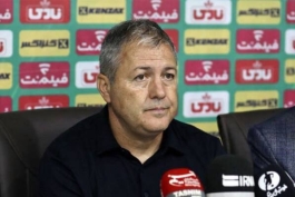 عکس از دراگان اسکوچیچ سرمربی تراکتور در کنفرانس‌ خبری بازی با سپاهان