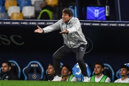 آنتونیو کونته سرمربی ایتالیایی در کنار زمین - ناپولی