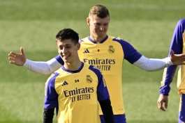 تونی کروس هافبک آلمانی در زمین - آردا گولر