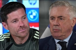 کارلو آنچلوتی سرمربی ایتالیایی و ژابی آلونسو سرمربی اسپانیایی در کنار زمین - رئال مادرید