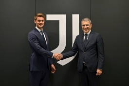 دنیله روگانی مدافع ایتالیایی در ساختمان باشگاه - یوونتوس