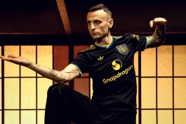 دیمیتار برباتوف مهاجم بلغارستانی در حال عکسبرداری - منچستریونایتد