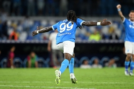 فرانک زامبو انگیسا هافبک کامرونی در زمین - ناپولی