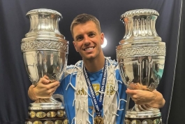 جووانی لو سلسو هافبک آرژانتینی در رختکن به همراه جام‌ها - آرژانتین