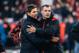 گرانیت ژاکا هافبک سوئیسی و ژابی آلونسو مربی اسپانیایی در کنار زمین - بایرلورکوزن