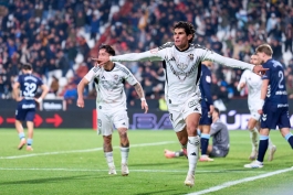 خسوس وایخو مدافع اسپانیایی در حال انجام شادی گل - آلباسته