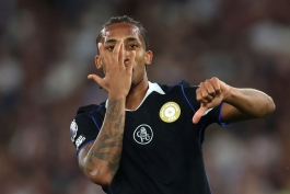 ژائو پدرو مهاجم برزیلی در حال انجام شادی گل - چلسی