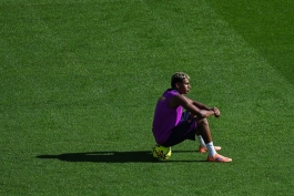 لامین یامال وینگر اسپانیایی در زمین - بارسلونا