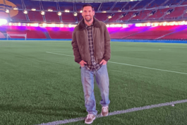 لیونل مسی مهاجم آرژانتینی در زمین - بارسلونا