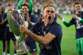 لوئيز انریکه سرمربی اسپانیایی در کنار زمین - پاری سن ژرمن