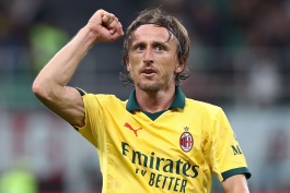 لوکا مودریچ هافبک کروات در زمین - میلان