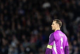 مانوئل نویر دروازه‌بان آلمانی در زمین - بایرن مونیخ 