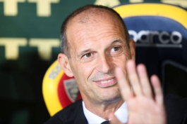 ماسیمیلیانو الگری سرمربی ایتالیایی روی نیمکت - میلان 