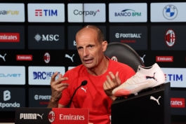 ماسیمیلیانو الگری سرمربی ایتالیایی در کنفرانس خبری - میلان