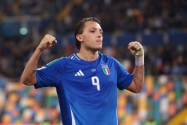 متئو رتگی مهاجم ایتالیایی در زمین - ایتالیا