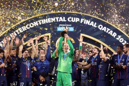 ماتوی سافونوف دروازه‌بان روسیه‌ای درحال بالابردن جام قهرمانی - پاری سن ژرمن