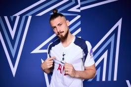 رادو دراگوشین مدافع رومانیایی در حال عکس برداری - تاتنهام