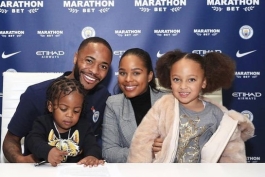 رحیم استرلینگ وینگر انگلیسی و خانواده‌اش درحال امضای قرارداد - چلسی