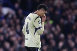 رونالد آرائوخو مدافع اروگوئه‌ای در زمین - بارسلونا