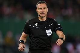 اسلاوکو وینچیچ داور اسلوونیایی در زمین - بارسلونا