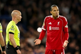 ویرجیل فن دایک مدافع هلندی در زمین - لیورپول