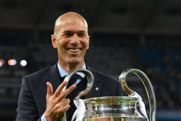 زین الدین زیدان سرمربی فرانسوی در کنار زمین - رئال مادرید