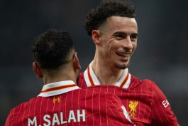 محمد صلاح در آغوش کرتیس جونز در بازی تاتنهام - لیورپول 