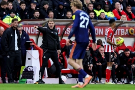 اعتراض ادی هاو، سرمربی نیوکاسل به بازیکنانش در بازی با ساندرلند در لیگ برتر انگلیس